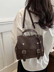 Retro dunkelbraune PU-Leder Satchel-Tasche mit Anhänger an einem weiblichen Model
