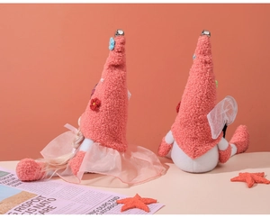 Detailansicht von rosa Plüsch-Weihnachtszwergen mit Flügeln und goldenen Zöpfen Deko