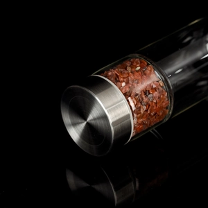 Botella de agua de vidrio con tapa de acero cepillado y piedras de cristal rojo natural