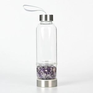 Botella de vidrio con cristales de amatista púrpura y tapas metálicas puras
