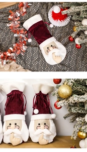 Dettaglio del copribottiglia di vino Babbo Natale in velluto con barba 3D e decoro
