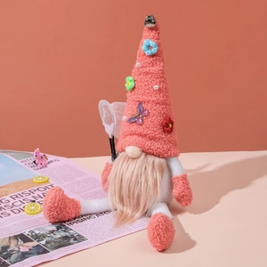 Rosa Plüsch-Gnom Puppe Deko mit Schmetterlingsnetz und Blumenhut auf Zeitschriftenhintergrund