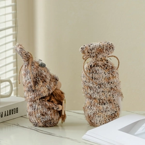 Paar skandinavische Strickzwerge aus brauner und beiger Wolle für die Heimdekoration