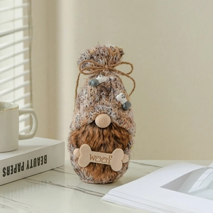 Wichtel-Plüschfigur mit Woof-Knochenanhänger und Strickmütze in gemütlichem Heimdekor