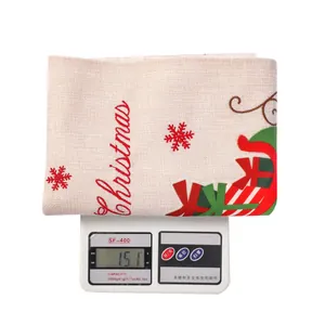 Kersttafelloper van linnen met rood borduurwerk en prints van sneeuwvlokken