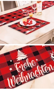 Détail d'un chemin de table de Noël à carreaux rouges et noirs avec rennes et sapins blancs
