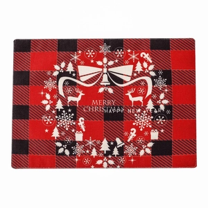 Set de table de Noël avec motif à carreaux rouge et noir et couronne festive blanche