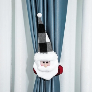 Fermatenda gnomo di Natale con cappello a quadri grigi e lunga barba su tende blu