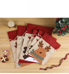 Lot de cinq sacs cadeaux de Noël en toile de jute avec motifs de renne et flocons