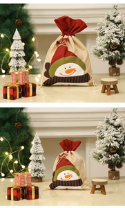 Détail du sac cadeau de Noël en toile de jute avec motif bonhomme de neige et cordon