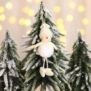 Ornement de bonhomme de neige en peluche avec bonnet et écharpe sur sapin festif