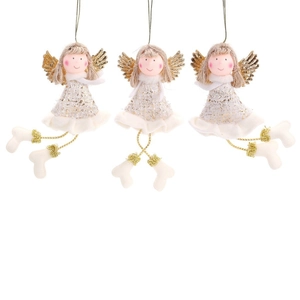 Drie pluche kerstengel hangers met glinsterende vleugels en gouden details op wit decor