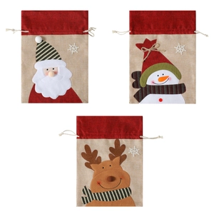 Trois sacs cadeaux de Noël en lin avec Père Noël, bonhomme de neige et renne en 3D