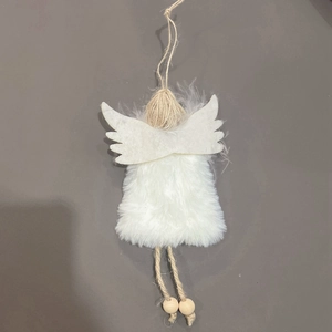 Détail d'un ange décoratif en fausse fourrure blanche et perles en bois pour Noël
