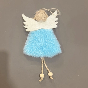 Détail d'un ange en peluche avec jupe en fourrure bleue et perles en bois sur jambes
