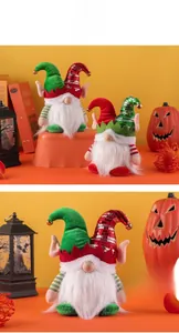 Détails de gnomes de Noël avec chapeaux à paillettes, barbes en peluche et grelots dorés