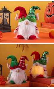 Gros plan d'un gnome de Noël lumineux à paillettes avec lumière LED chaude intégrée