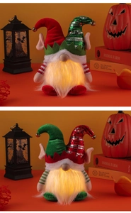 Détail de nains de Noël lumineux à paillettes avec cloches en métal et barbe en peluche