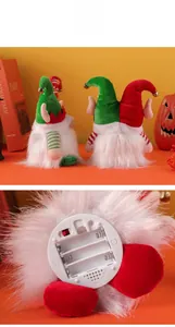 Détail du compartiment à piles et de l'interrupteur d'un gnome de Noël en peluche lumineux