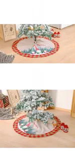 Detail einer beigen Weihnachtsbaumdecke mit Schottenkaromuster und Wichtel-Illustration