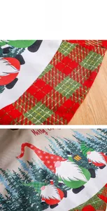 Details zur Weihnachtsbaumdecke aus Leinen mit Wichtelmotiv und rotem Karomuster