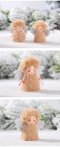 Detalle de ángeles navideños de peluche con caras de madera y alas plateadas brillantes