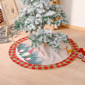 Weihnachtsbaumdecke mit Zwergen-Motiv und Karomuster auf hellem Holzboden