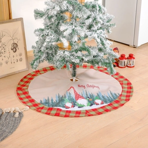 Weihnachtsbaumdecke mit Zwergen-Print, rot-grünem Karorand und Frohe Weihnachten Schrift