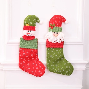 Détails de chaussettes de Noël rouges et vertes avec décorations 3D Père Noël et Bonhomme