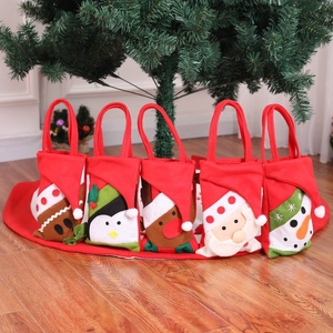 5er-Set Weihnachtsgeschenktüten mit Cartoon-Motiven auf einer Decke unter dem Tannenbaum