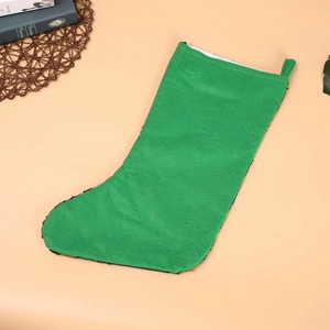 Dettaglio calza di Natale verde con paillettes reversibili rosse e verdi e gancio in tessuto