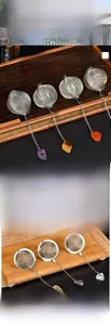Detailsammlung von Edelstahl-Teesieben mit Anhängern aus rohen Kristallsteinen