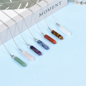 Collana con Pendente a Colonna Esagonale in Cristallo Naturale Catena in Lega Medaglia di Buddha Pietra Energetica Yoga