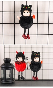 Dettaglio di bambole di peluche di Halloween con ragazza diavolo rossa e gatto nero