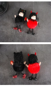 Dettaglio di ciondoli in peluche di Halloween con gatto nero e diavoletto rosso