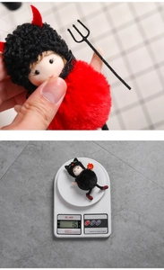 Dettaglio di peluche di Halloween con diavolo e gatto che mostra il peso sulla bilancia