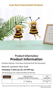 Détails de deux poupées fées du festival des abeilles avec corps tricoté et ailes