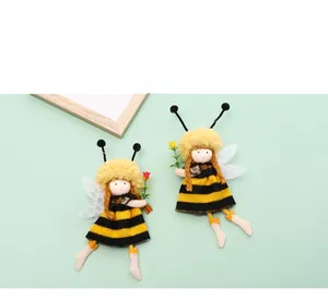 Vue détaillée de deux poupées suspendues thème abeille avec robes tricotées jaunes