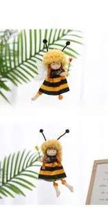 Détail d'une fée sur le thème des abeilles avec robe en tricot jaune et ailes en tulle blanc