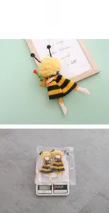 Détails des poupées de la fête des abeilles montrant la texture tricotée et les ailes