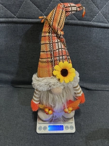Detail eines Herbstwichtels mit Sonnenblume und Karohut, der 73,2 Gramm auf der Waage wiegt