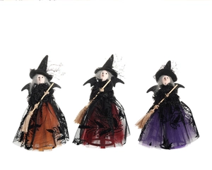 Détail de trois poupées sorcières d'Halloween avec chapeaux pointus et balais