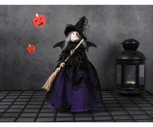 Détail de la poupée de sorcière d'Halloween avec jupe en tulle violet et balai en paille