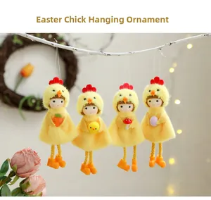 Lot de quatre figurines de Pâques en peluche avec bonnets poussins suspendues à une branche