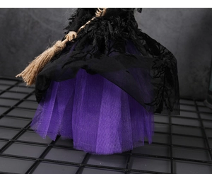 Détail de la poupée sorcière Halloween jupe en tulle violet et dentelle à motif feuille érable
