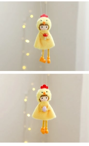 Détail de pendentifs poussin de Pâques en peluche avec accessoires champignon et œuf coloré
