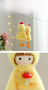 Détail d'un pendentif poussin en peluche jaune avec champignon et cape à poils longs