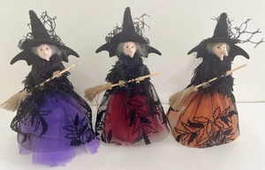 Vue détaillée de trois poupées de sorcière d'Halloween avec jupes en tulle et balais