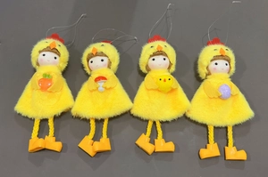 Détail de quatre poussins de Pâques en peluche tenant des carottes et des œufs colorés