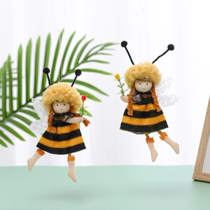Ornements Suspendus De Poupée De Fée De Festival D'Abeille Robe Rayée Tricotée Chapeau En Peluche Ailes Translucides Décoration De Maison